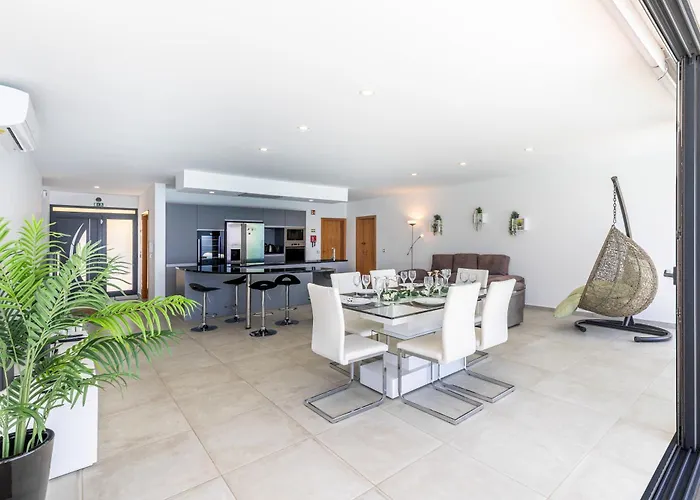 Pascal By Rmz Estreito Da Calheta